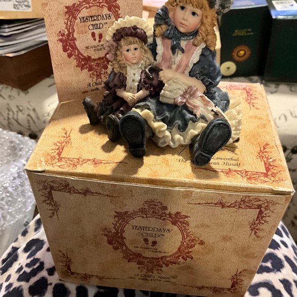 Boyds Yesterdays' Child Victoria With Samantha #3502 Victorian Ladies - Picture 8 of 8